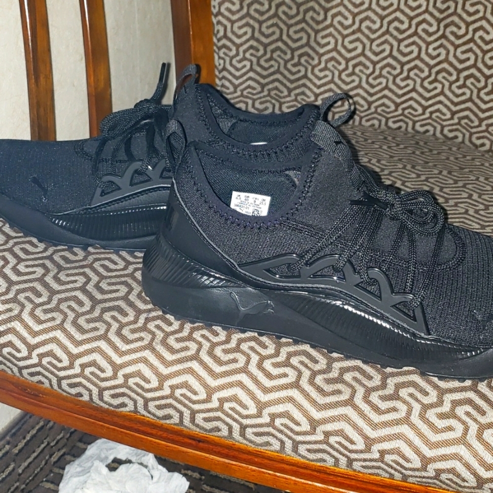 Pumas womans black size 9